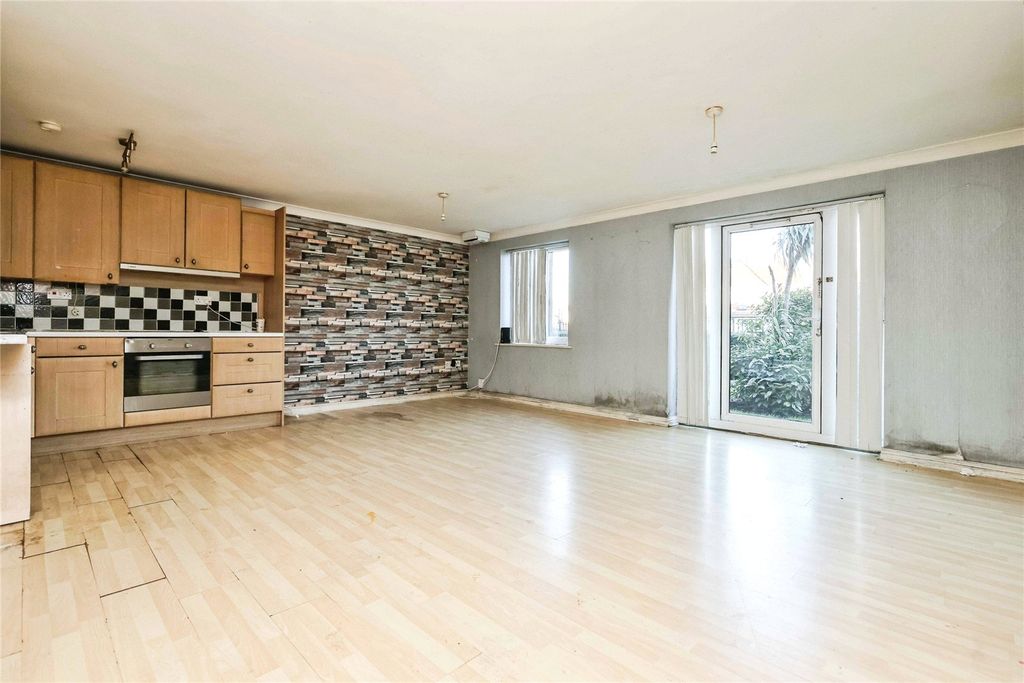 Property photo 2 of 16 Lounge / Kitchen