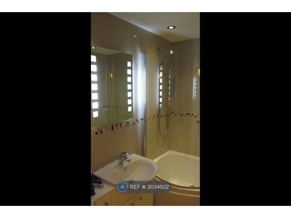 Property photo 3 of 6 Hotel Style Bathroom