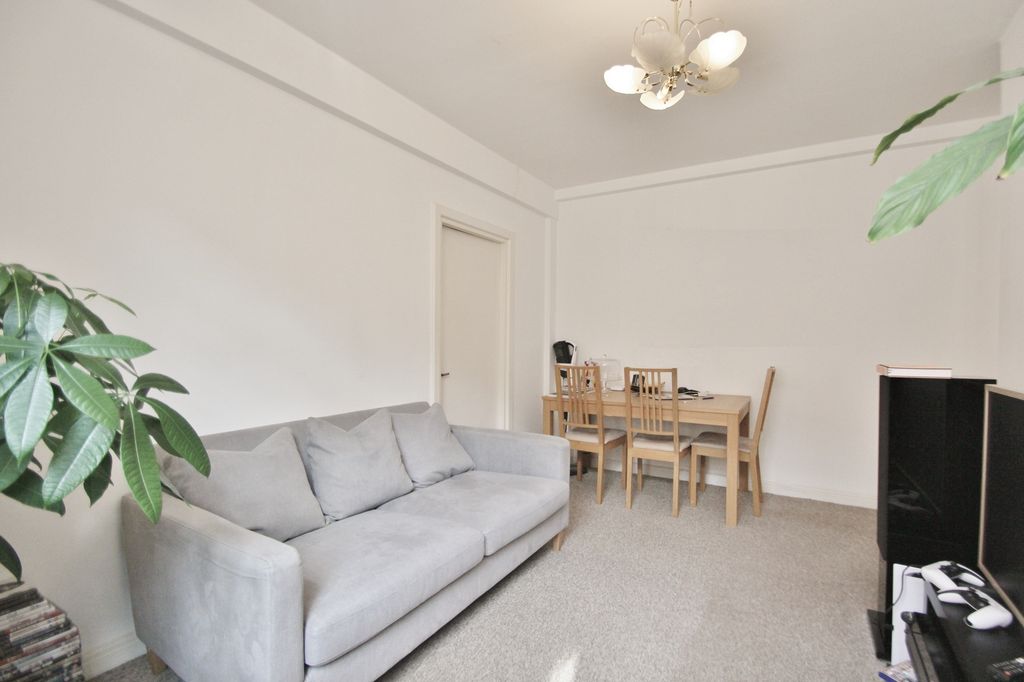 Property photo 3 of 10 Photo 8