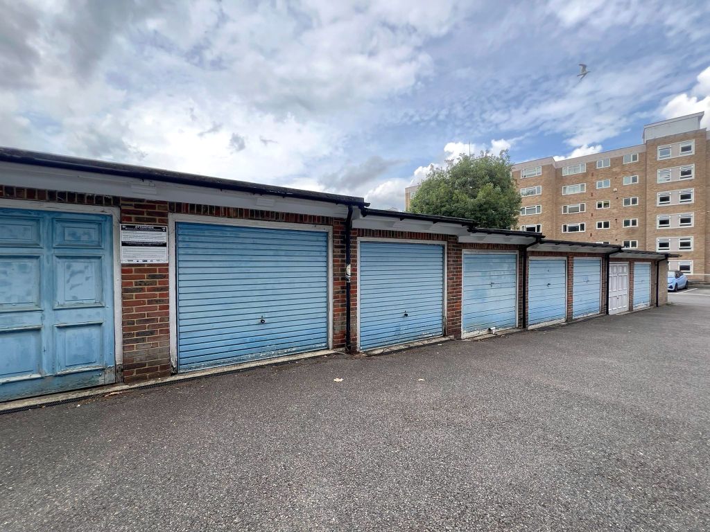 Property photo 3 of 10 Garage iii