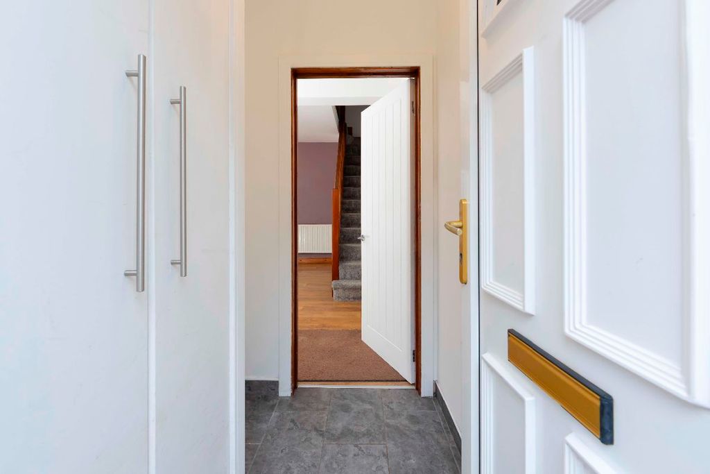 Property photo 3 of 34