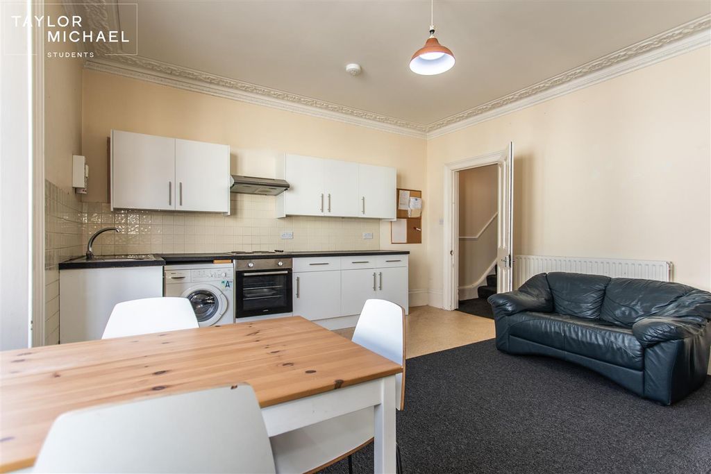 Property photo 1 of 14 Living Room / Kitchen