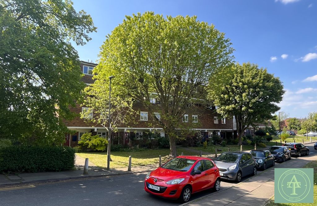 Property photo 1 of 16 Split Level Two Bedroom Flat