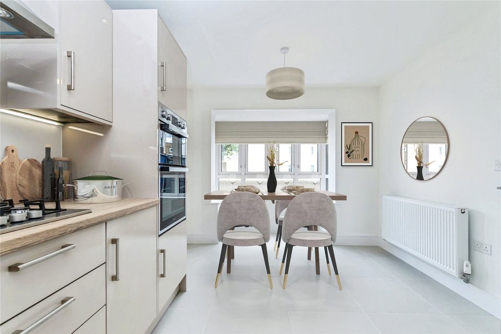 Property photo 3 of 10 Kitchen/Dining*