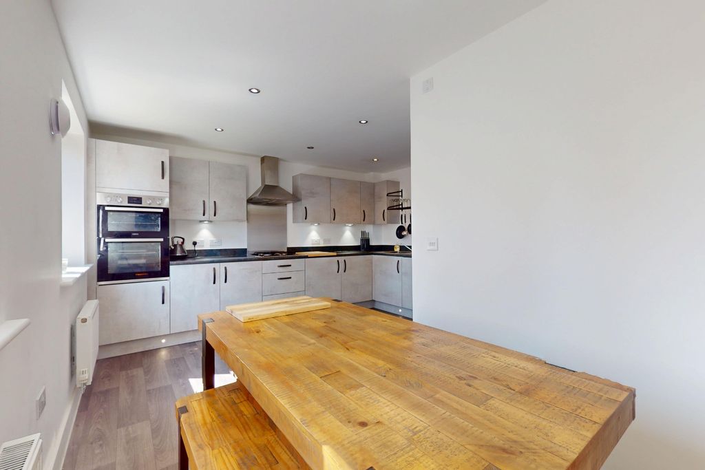 Property photo 2 of 18 5014843