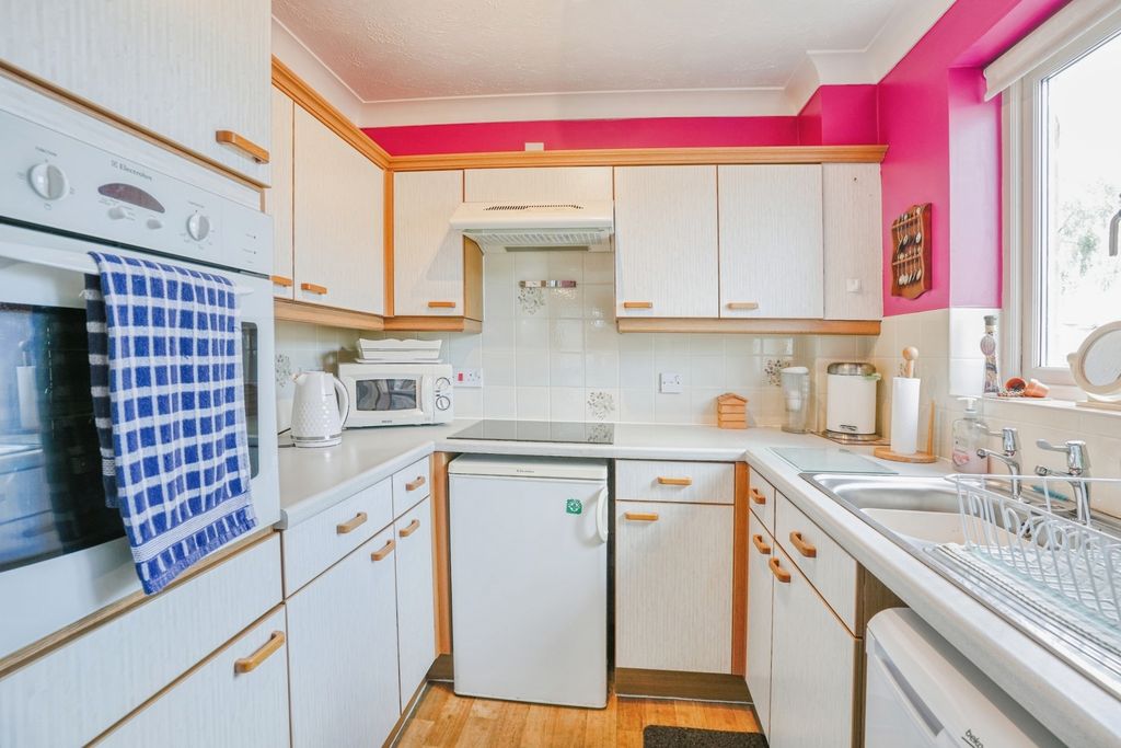 Property photo 3 of 10 Kitchen