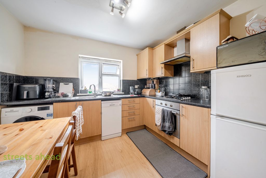 Property photo 2 of 11 4F002112-2B7A-476...