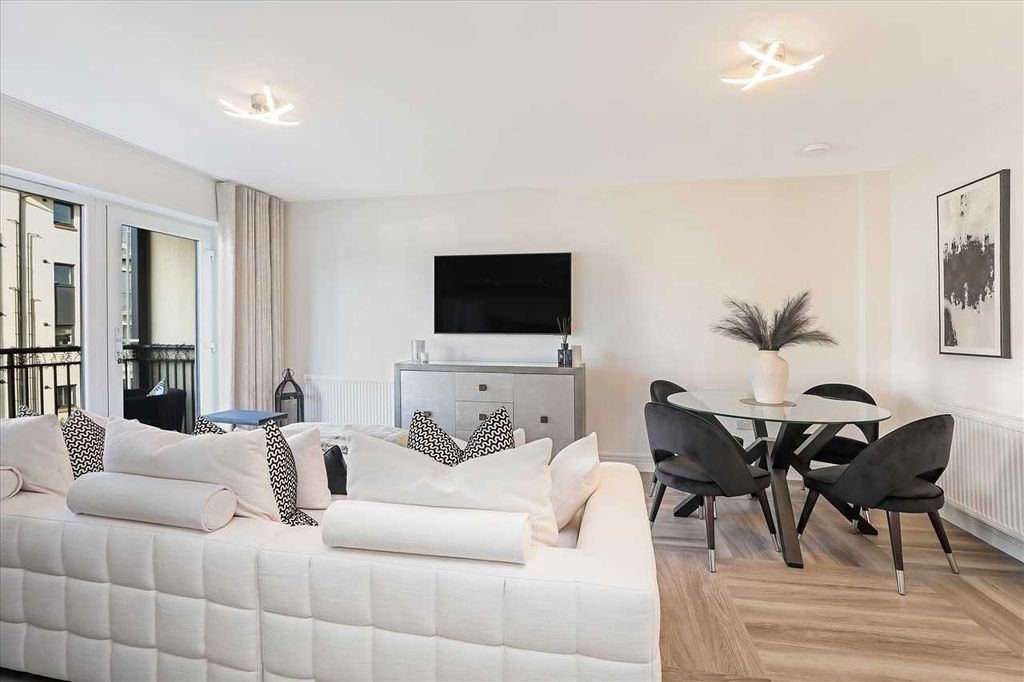 Property photo 2 of 20 Lounge Dining (1)