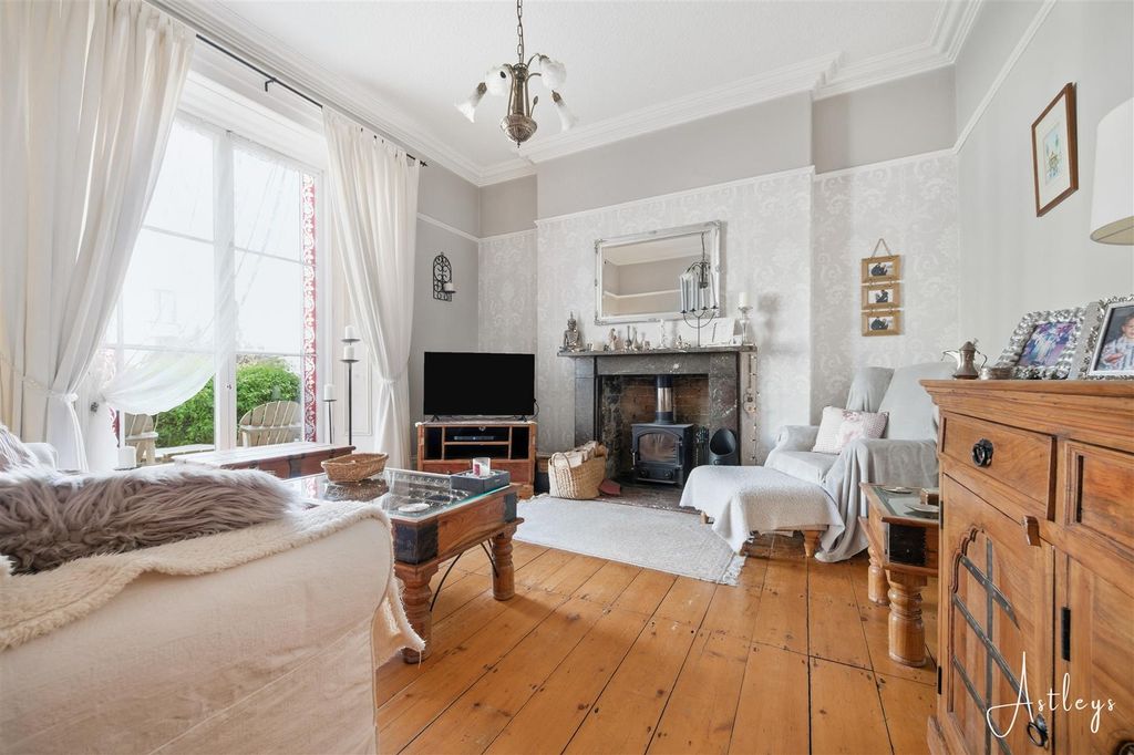 Property photo 2 of 32 Lounge