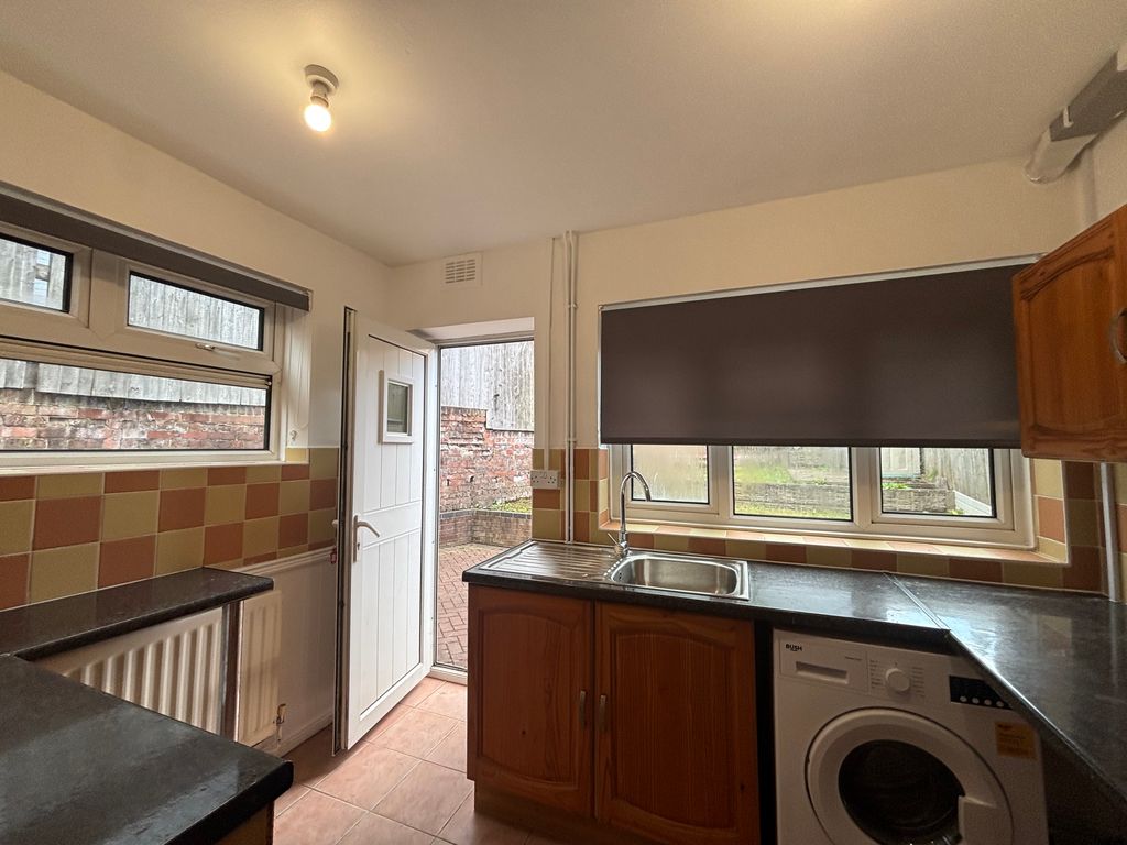 Property photo 3 of 17 Fitted Kitchen
