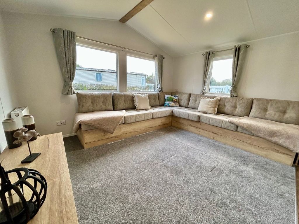 Property photo 1 of 7 - Willerby Midhurst For Sale