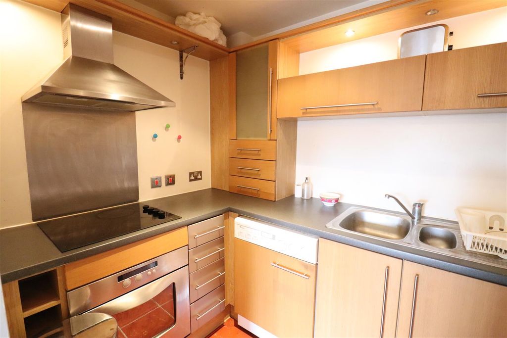Property photo 3 of 8 Kitchen