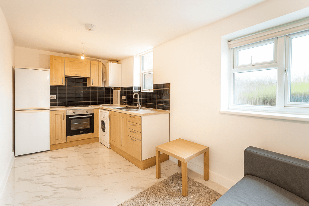 Property photo 1 of 6 Three Bedrooms-Flat To Rent On Amersham Road, New Cross