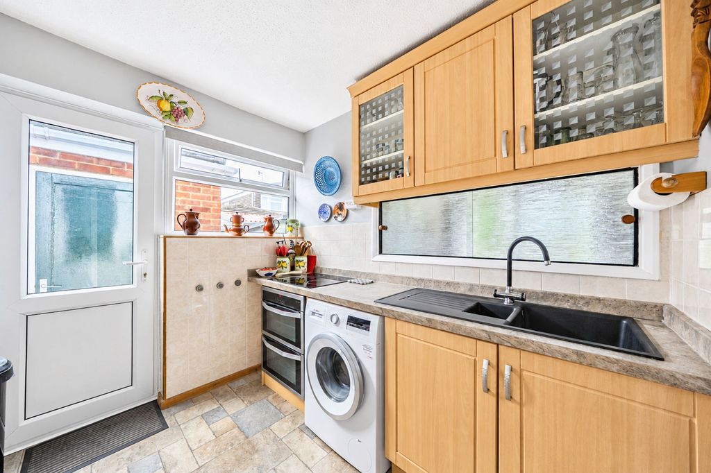 Property photo 3 of 19 Kitchen