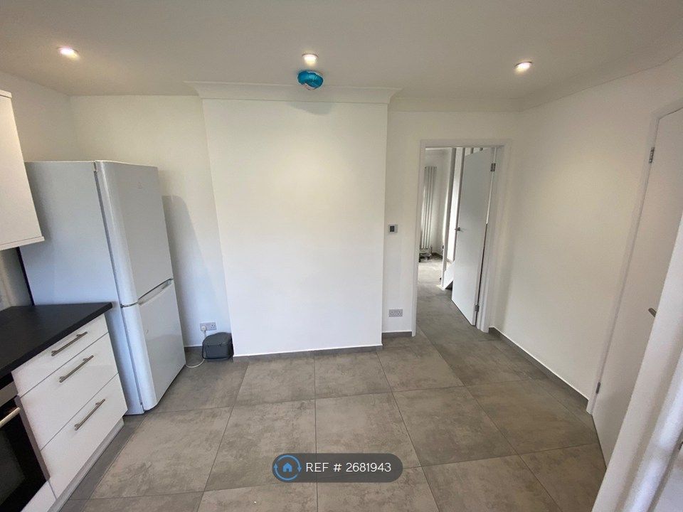 Property photo 3 of 14 Kitchen 1