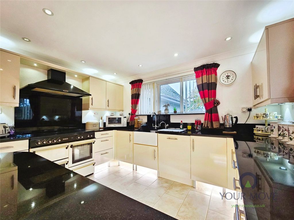 Property photo 3 of 16 Kitchen