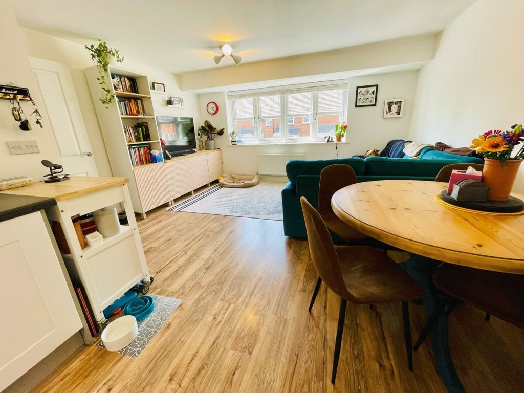 Property photo 2 of 11 Living Room / Kitchen