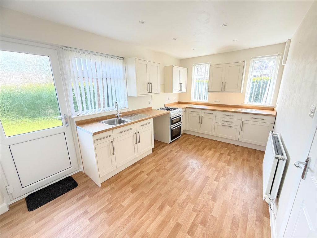 Property photo 2 of 26 Dining Kitchen
