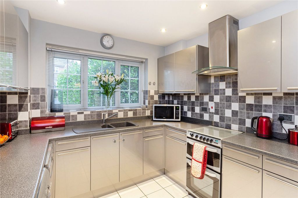 Property photo 2 of 11 Kitchen