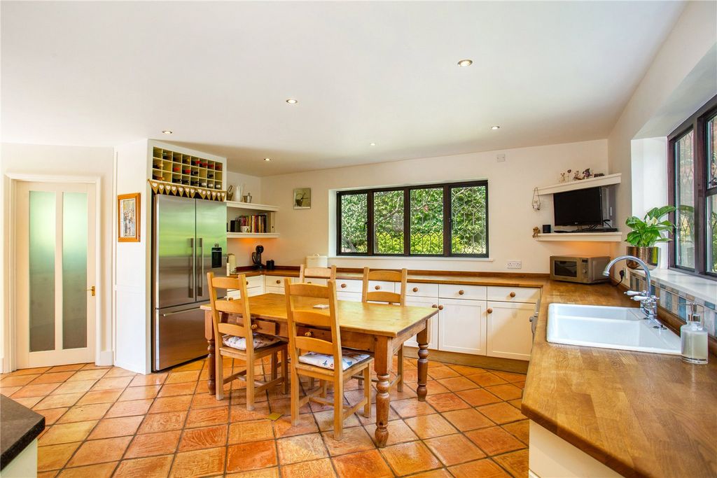 Property photo 2 of 14 Kitchen/Breakfast
