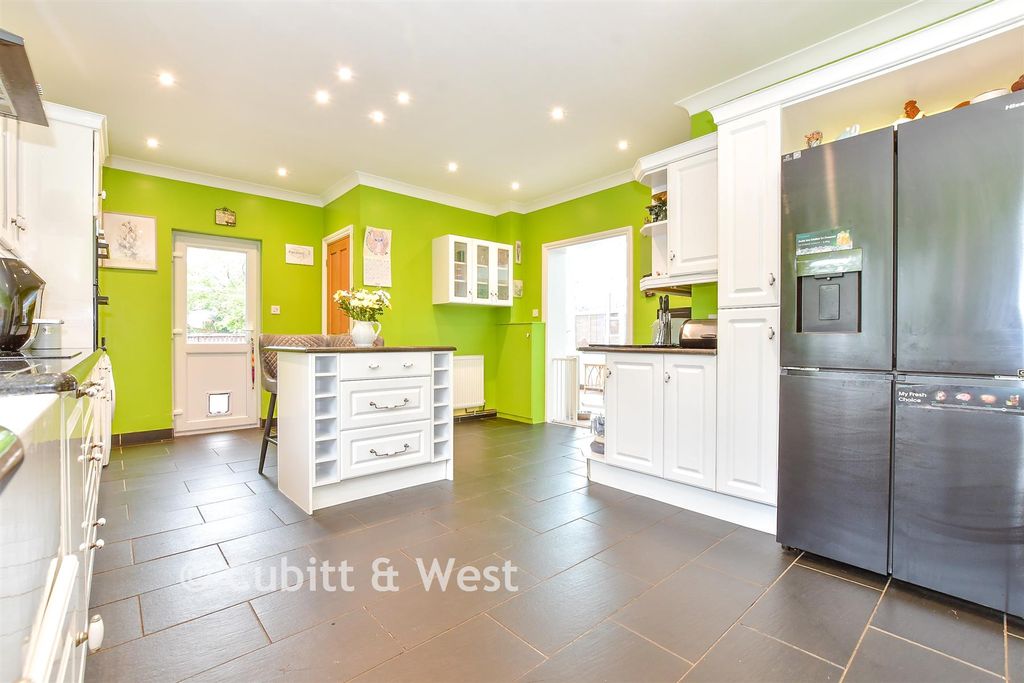 Property photo 3 of 23 Kitchen