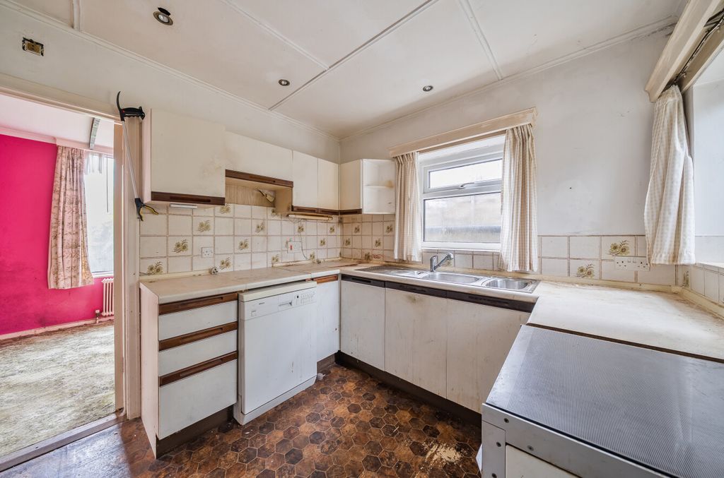 Property photo 3 of 23 1374896-9-6904Aba...