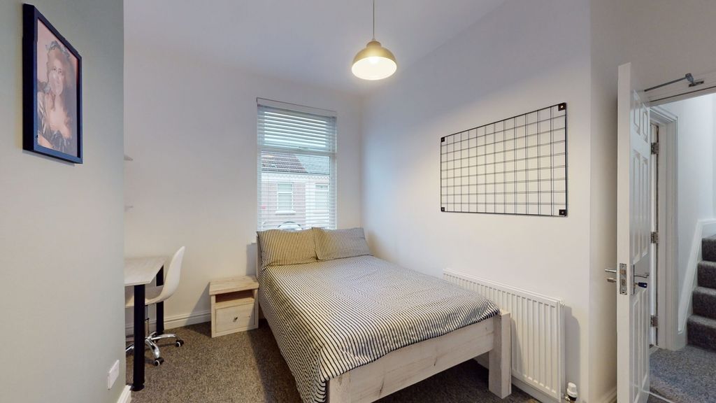 Property photo 3 of 5 A Bright And Tidy Double Bedroom With A Comfortabl...