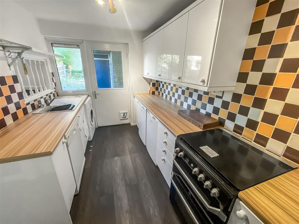 Property photo 3 of 8 Kitchen