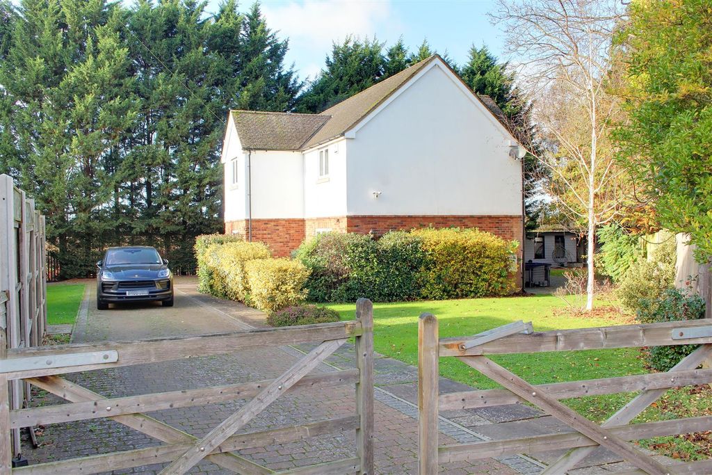 Additional image 11 of 5 bed detached house for salePeplins Way, Brookmans Park AL9