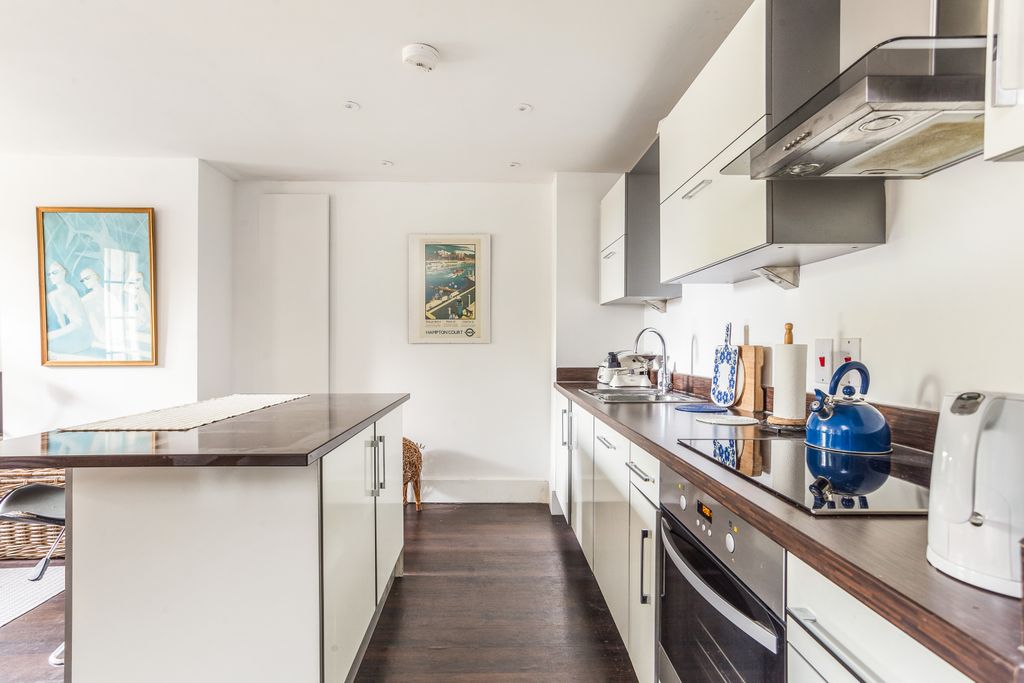 Property photo 2 of 7 68232_Hampton Court