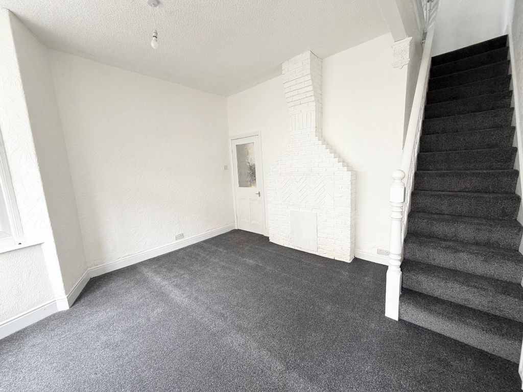 Property photo 3 of 8 Lounge