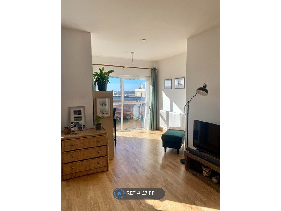 Property photo 3 of 20 Living Room