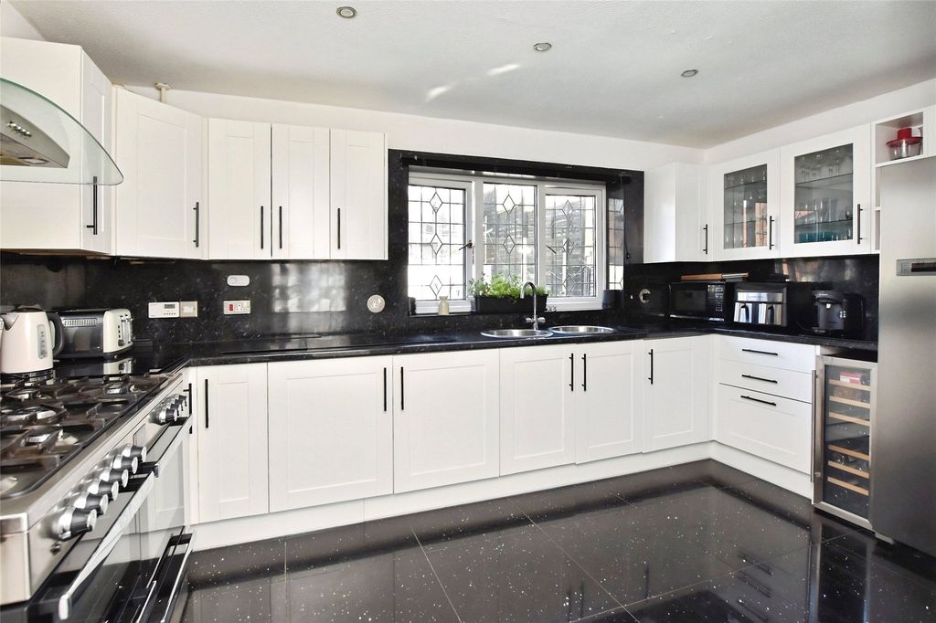 Property photo 3 of 17 Kitchen