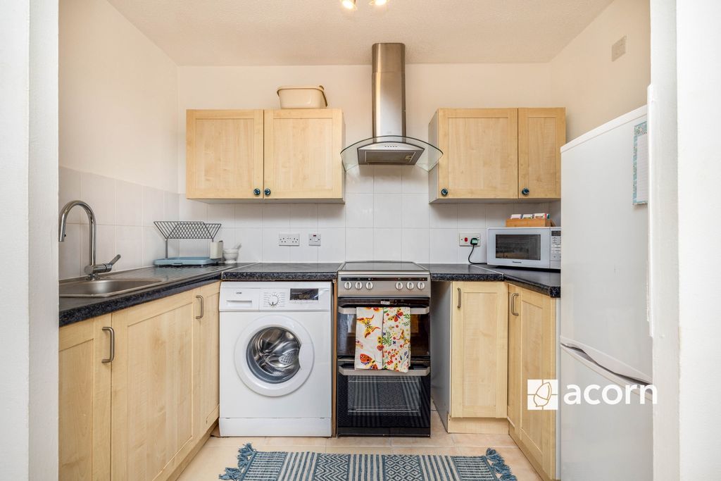 Property photo 3 of 11 Kitchen