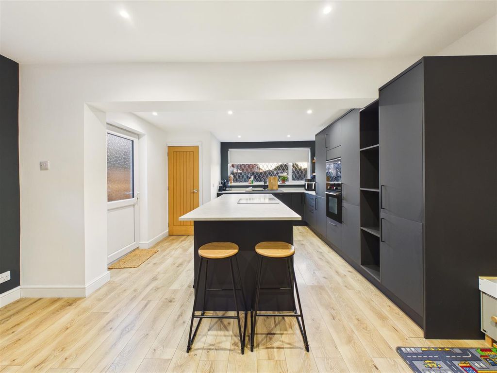 Property photo 3 of 14 Cam05193G0-Pr0110-Still008.Jpg