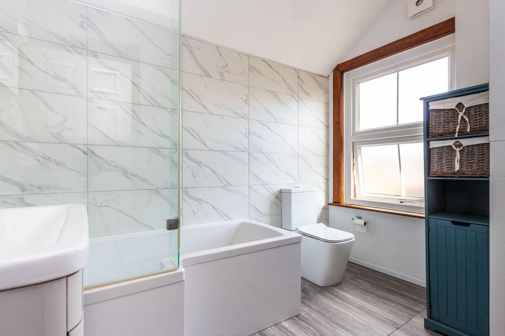 Property photo 2 of 14 Bathroom