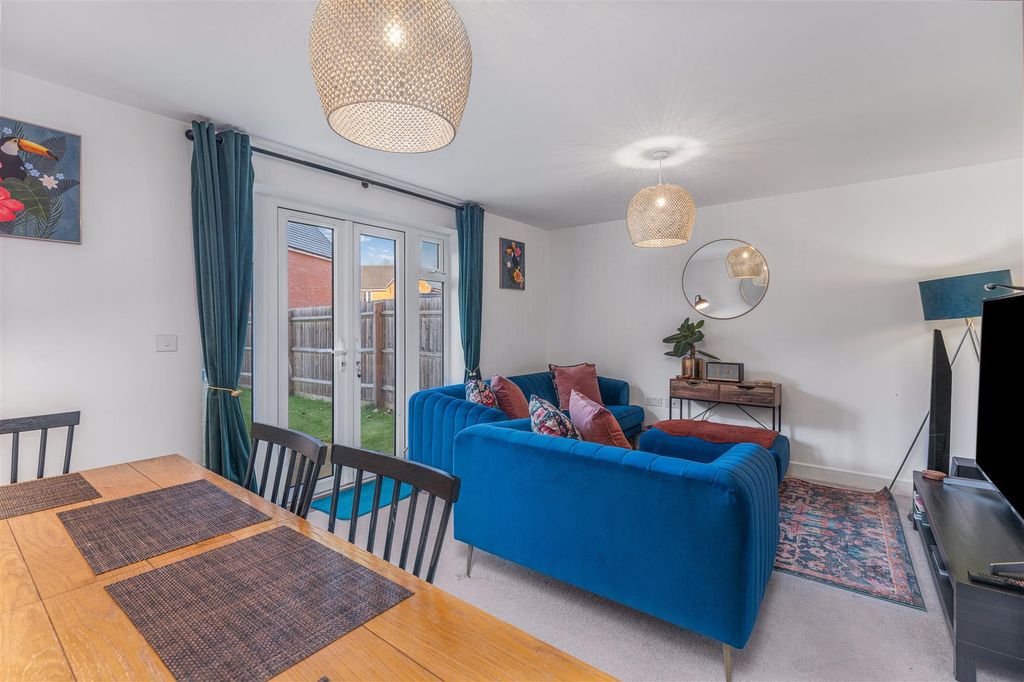 Property photo 2 of 14 72 Kingerlee Road, Banbury-10.Jpg