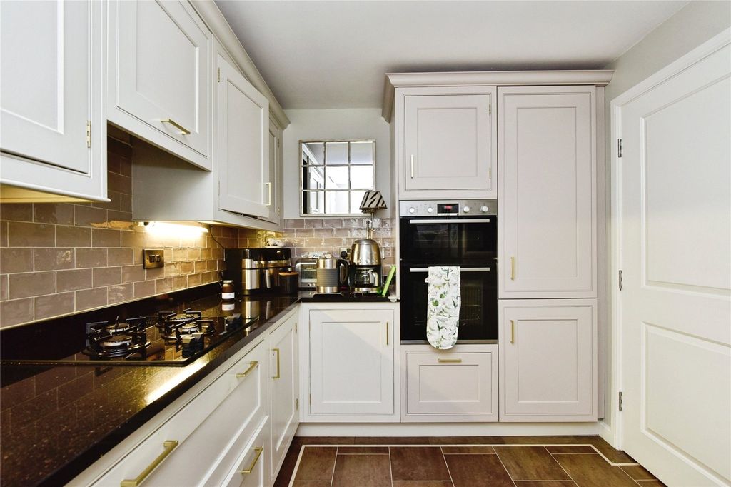 Property photo 2 of 27 Picture No. 10