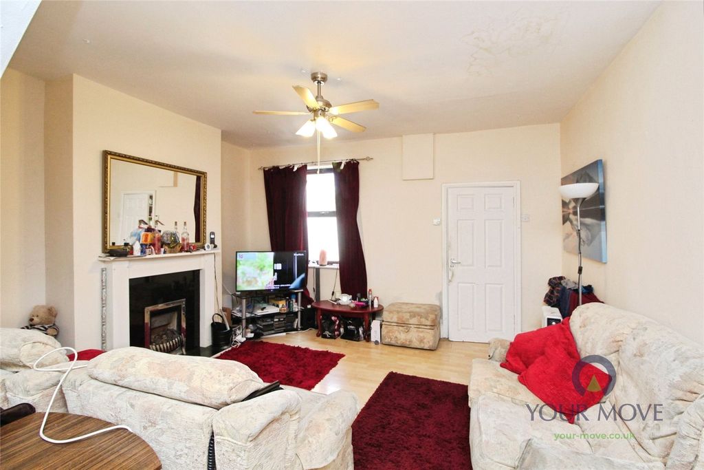 Property photo 3 of 14 Lounge