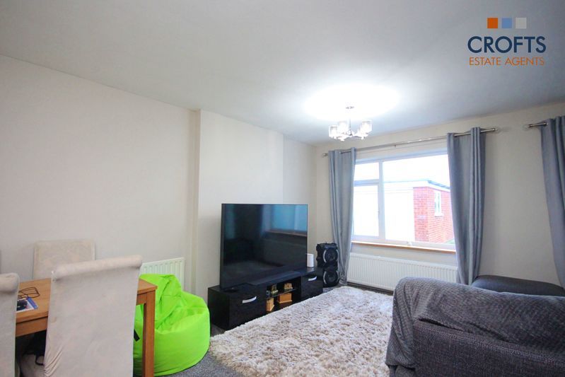 Property photo 3 of 11 Lounge