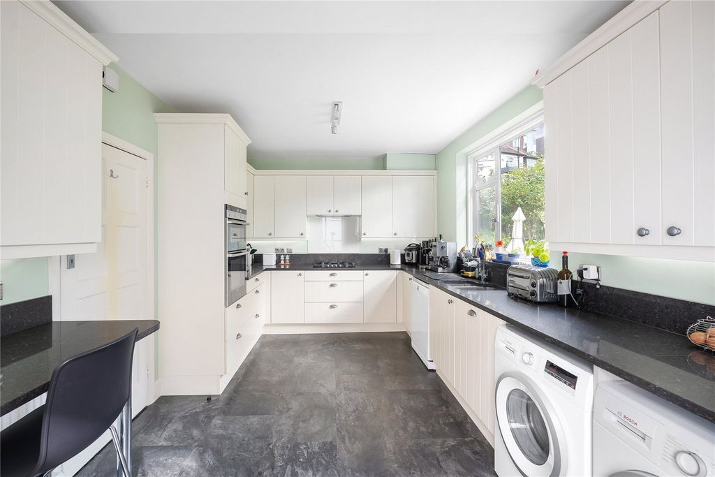 Property photo 3 of 11 Kitchen