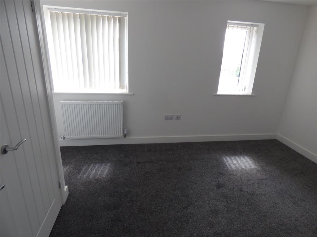 Property photo 3 of 18 24A Little Hallam Hill - Bed2.Jpg