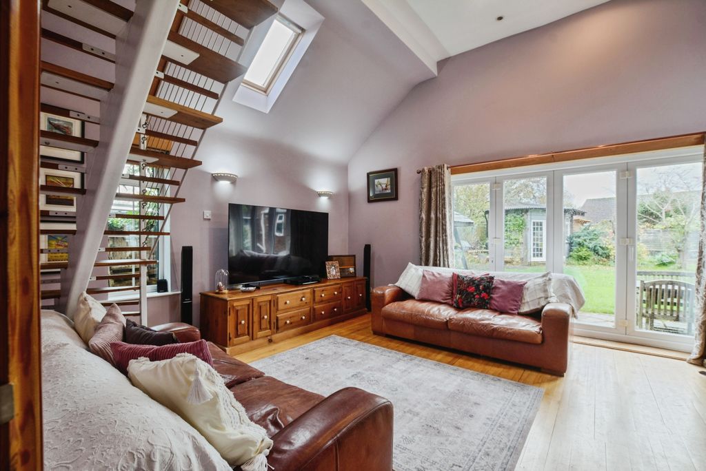 Property photo 2 of 19 Lounge