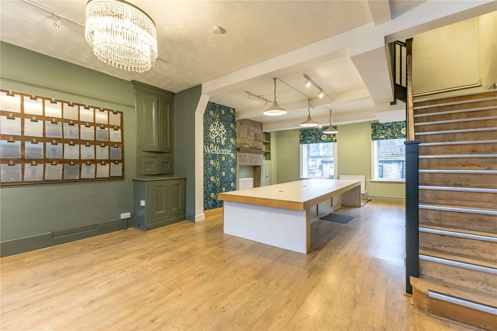 Property photo 2 of 14 Office 1