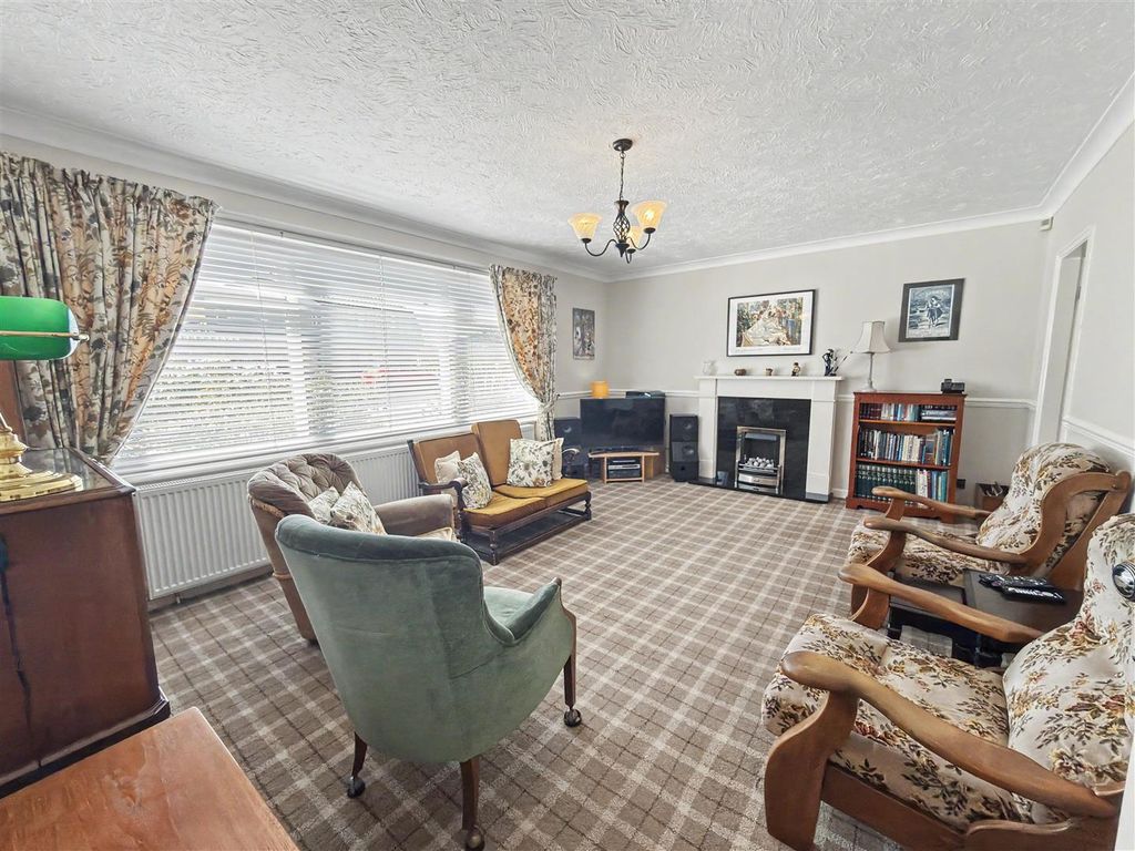 Property photo 2 of 13 Lounge