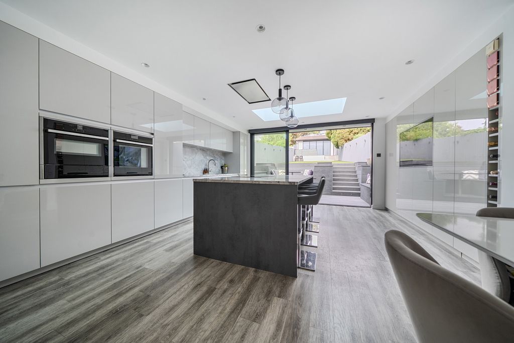 Property photo 1 of 25 1465292-18-6A0F41...