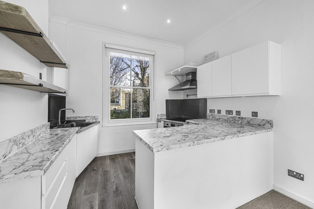 Property photo 3 of 11 Kitchen