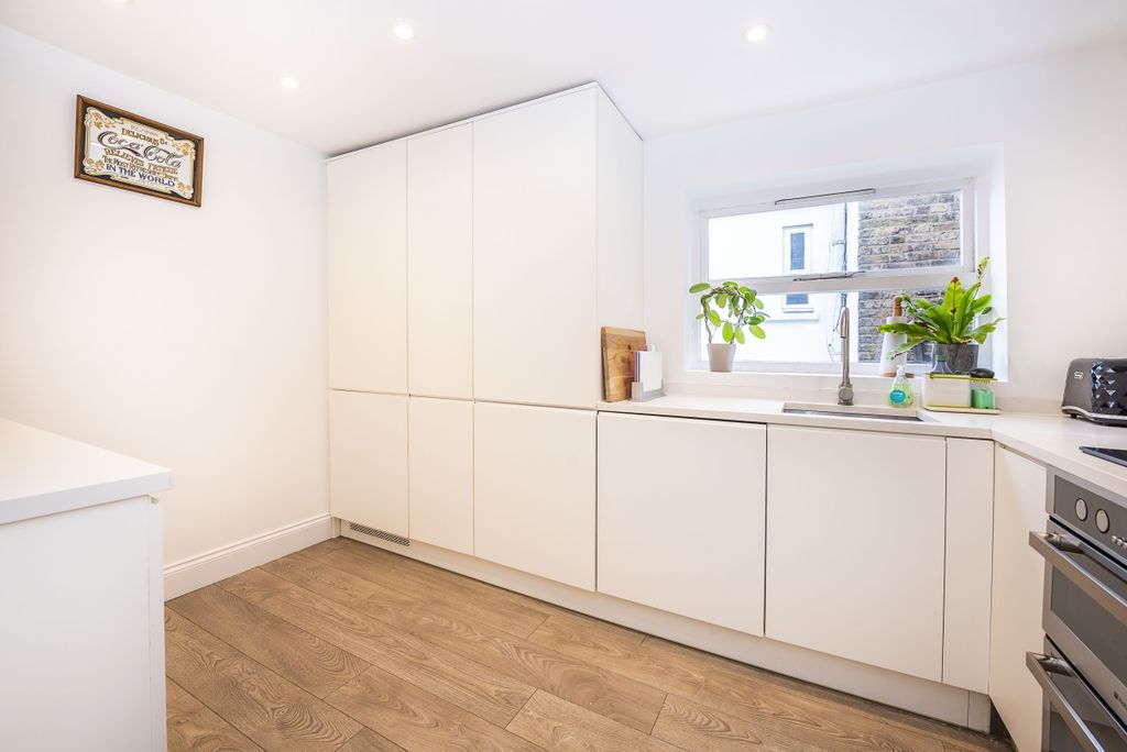 Property photo 1 of 11 112-Earlsfiedl-Ro...