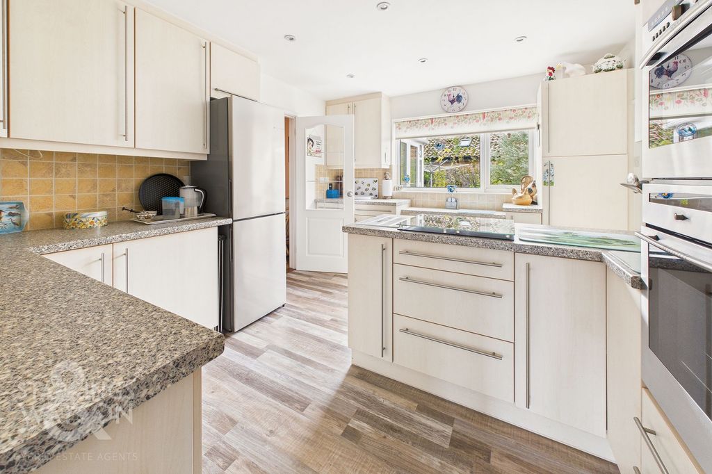 Property photo 3 of 25