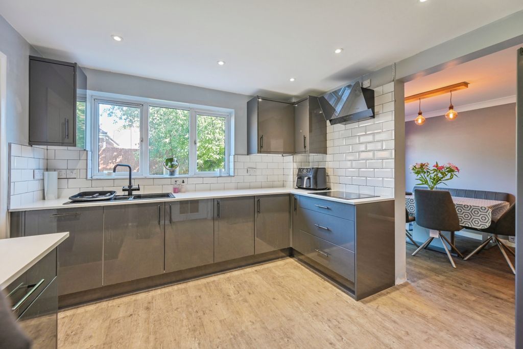 Property photo 3 of 28 Kitchen & Dining